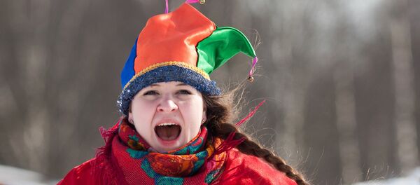 Mujer rusa celebra la Máslenitsa - Sputnik Mundo