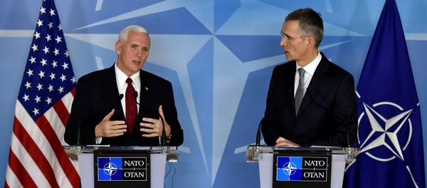 Mike Pence, vicepresidente de EEUU, y Jens Stoltenberg, el secretario general de la OTAN Mike Pence, vicepresidente de EEUU, y Jens Stoltenberg, el secretario general de la OTAN - Sputnik Mundo