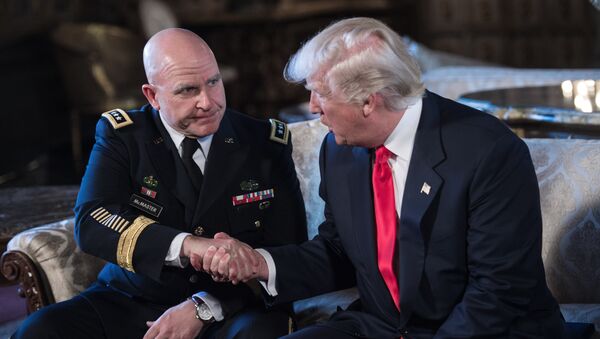 Herbert Raymond McMaster y Donald Trump - Sputnik Mundo