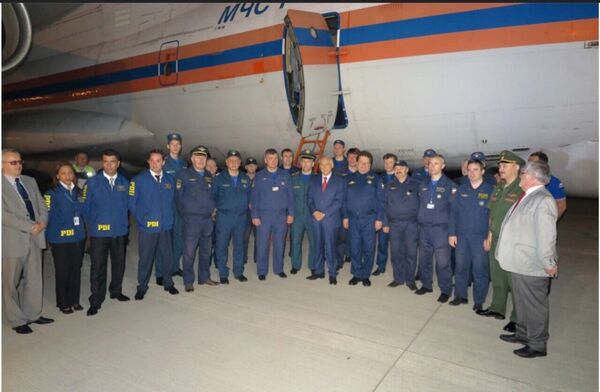 La tripulación del avión ruso Il-76 después de aterrizar en Santiago La tripulación del avión ruso Il-76 después de aterrizar en Santiago - Sputnik Mundo