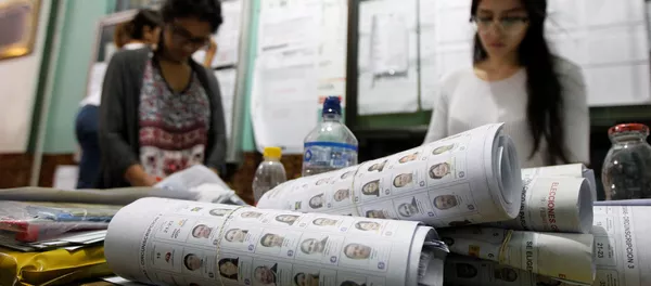 Poll workers count ballots at a polling station in Guayaquil Poll workers count ballots at a polling station in Guayaquil - Sputnik Mundo