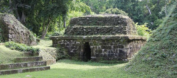 Entrada a un temazcal antiguo Entrada a un temazcal antiguo - Sputnik Mundo