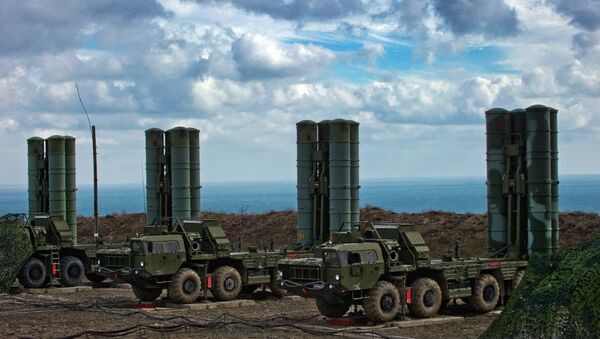 Misiles antiaéreos S-400 (archivo) - Sputnik Mundo