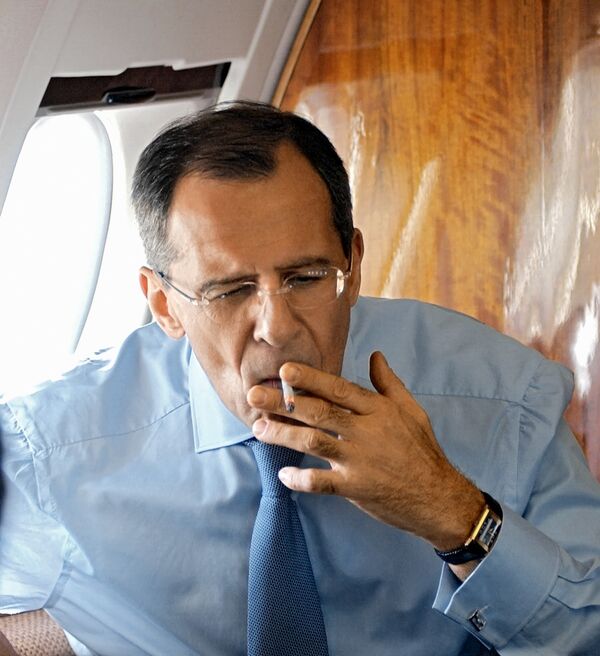 Serguéi Lavrov con un cigarrillo - Sputnik Mundo