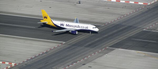 Un avión en la pista del aeropuerto de Gibraltar - Sputnik Mundo