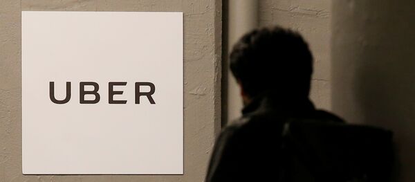 A man arrives at the Uber offices in Queens, New York, U.S., February 2, 2017 - Sputnik Mundo