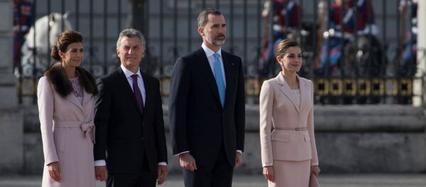 Los Reyes de España reciben a Mauricio Macri con los máximos honores - Sputnik Mundo