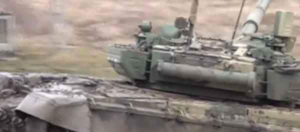 El T-72 se toma un baño de barro - Sputnik Mundo