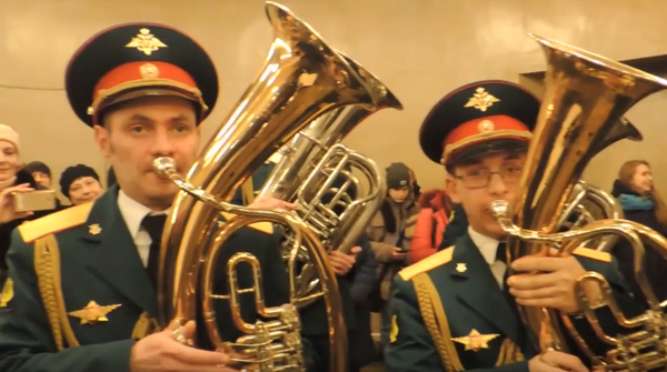 Actuación sorpresa de una orquesta militar en el metro de Moscú Actuación sorpresa de una orquesta militar en el metro de Moscú - Sputnik Mundo