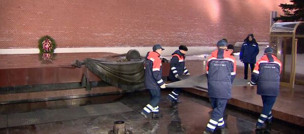 Rejuvenecen la llama eterna en la Tumba del Soldado Desconocido en Moscú - Sputnik Mundo