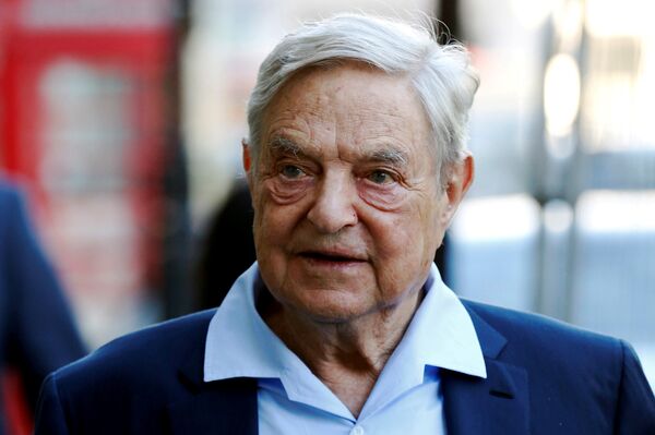 El especulador financiero George Soros arriba a Londres para intervenir en el Club Rusia Abierta (Open Russia Club), 20 de junio de 2016. El especulador financiero George Soros arriba a Londres para intervenir en el Club Rusia Abierta (Open Russia Club), 20 de junio de 2016. - Sputnik Mundo