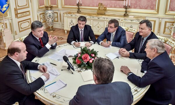 El actual presidente de Ucrania, Petro Poroshenko (segundo a la izquierda) y George Soros (a la derecha), fundador y presidente de Open Society Foundations, durante una reunión en Kiev, 13 de enero de 2015. El actual presidente de Ucrania, Petro Poroshenko (segundo a la izquierda) y George Soros (a la derecha), fundador y presidente de Open Society Foundations, durante una reunión en Kiev, 13 de enero de 2015. - Sputnik Mundo
