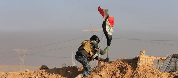 La bandera iraquí colocada afueras de Mosul - Sputnik Mundo