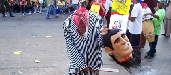 Hombre disfrazado de decapitado en el carnaval de Barranquilla - Sputnik Mundo