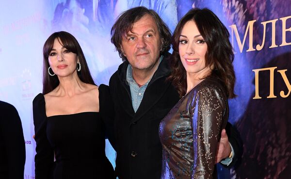 Monica Bellucci, Emir Kusturica y Sloboda Micalovic (de derecha a izquierda) durante el estreno de la película 'Sobre la Vía Láctea' en Moscú, 21 de diciembre de 2016 - Sputnik Mundo