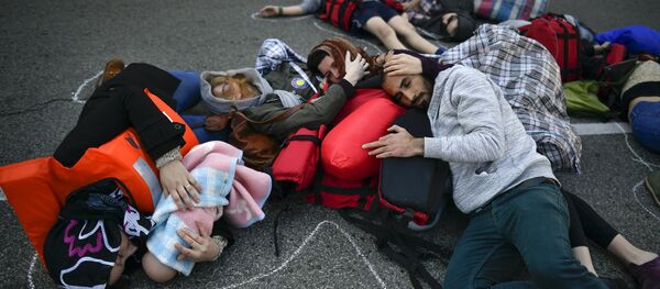 Activistas se manifiestan en apoyo a los refugiados en Pampalona, España - Sputnik Mundo