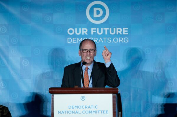 Thomas (Tom) Perez, durante discurso su de victoria a la Presidencia del partido demócrata de EEUU - Sputnik Mundo