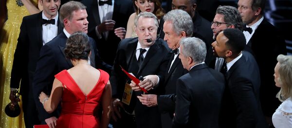 Warren Beatty anuncia la ganadora del premio Oscar a la mejor película - Sputnik Mundo