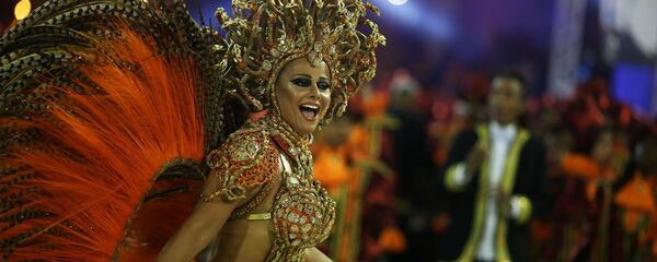 Drum queen Viviane Araujo from Salgueiro samba school performs during the carnival parade at the Sambadrome in Rio de Janeiro Drum queen Viviane Araujo from Salgueiro samba school performs during the carnival parade at the Sambadrome in Rio de Janeiro - Sputnik Mundo
