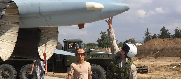 Un piloto ruso se prepara para despegar del aeródromo de Hmeymim en Siria Un piloto ruso se prepara para despegar del aeródromo de Hmeymim en Siria - Sputnik Mundo
