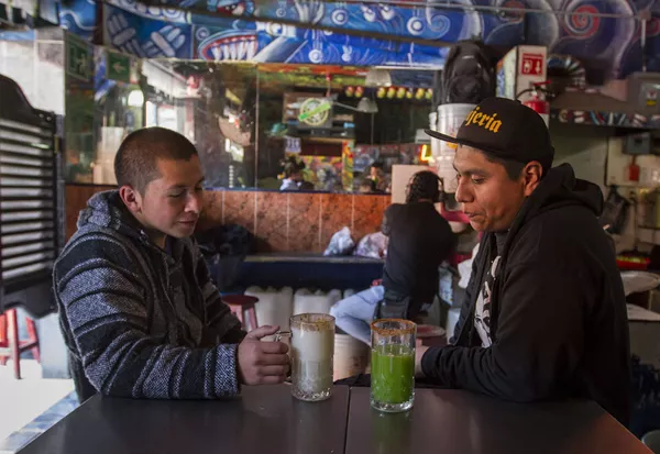 Dos hombres beben pulque Dos hombres beben pulque - Sputnik Mundo