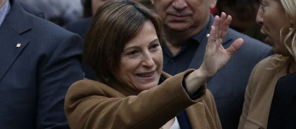 The president of the Catalonia region's parliament, Carme Forcadell waves to the crowd surrounded by pro-independence mayors and other elected officials - Sputnik Mundo