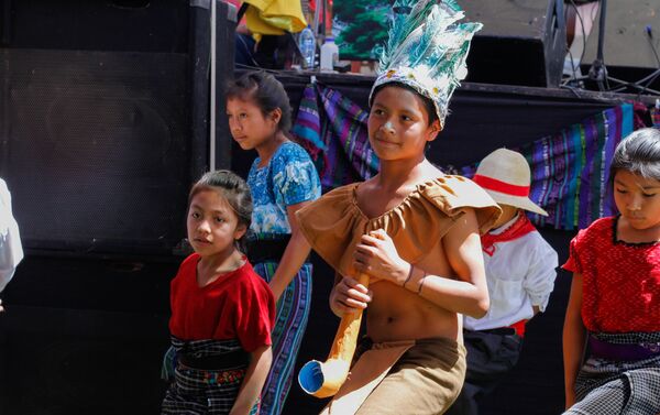 Los niños de la localidad celebran la apertura de la clínica - Sputnik Mundo