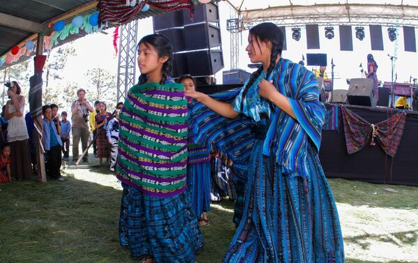 Bailes durante la inauguración de la clínica - Sputnik Mundo