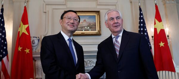 El diplomático chino Yang Jiechi estrecha la mano del secretario de Estado de EEUU, Rex Tillerson - Sputnik Mundo
