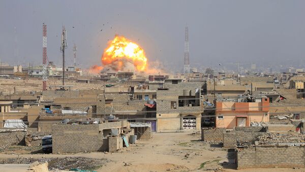 Smoke rises after an airstrike, during the battle against Islamic State militants, at the district of al-Mamoun in Mosul, Iraq, March 1, 2017. - Sputnik Mundo