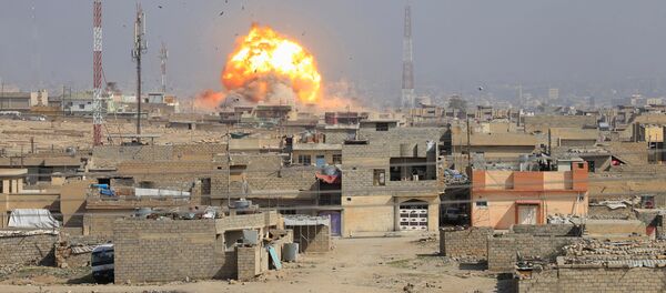Smoke rises after an airstrike, during the battle against Islamic State militants, at the district of al-Mamoun in Mosul, Iraq, March 1, 2017. - Sputnik Mundo