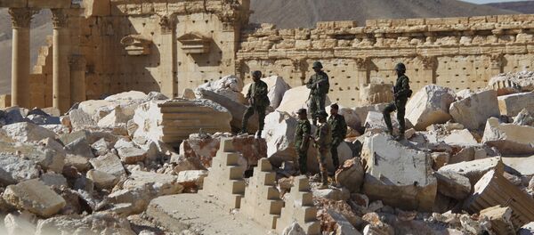 Syrian army soldiers stand on the ruins of the Temple of Bel in the historic city of Palmyra, in Homs Governorate, Syria April 1, 2016. - Sputnik Mundo