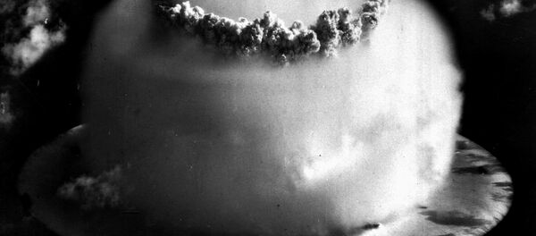 Explosión nuclear en el atolón de Bikini Explosión nuclear en el atolón de Bikini - Sputnik Mundo