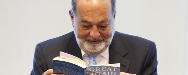 Carlos Slim, magnate mexicano, con el libro de Donald Trump - Sputnik Mundo