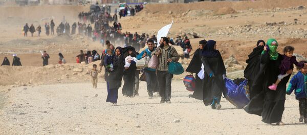 Residentes de Mosul abandonando la ciudad (Archivo) - Sputnik Mundo