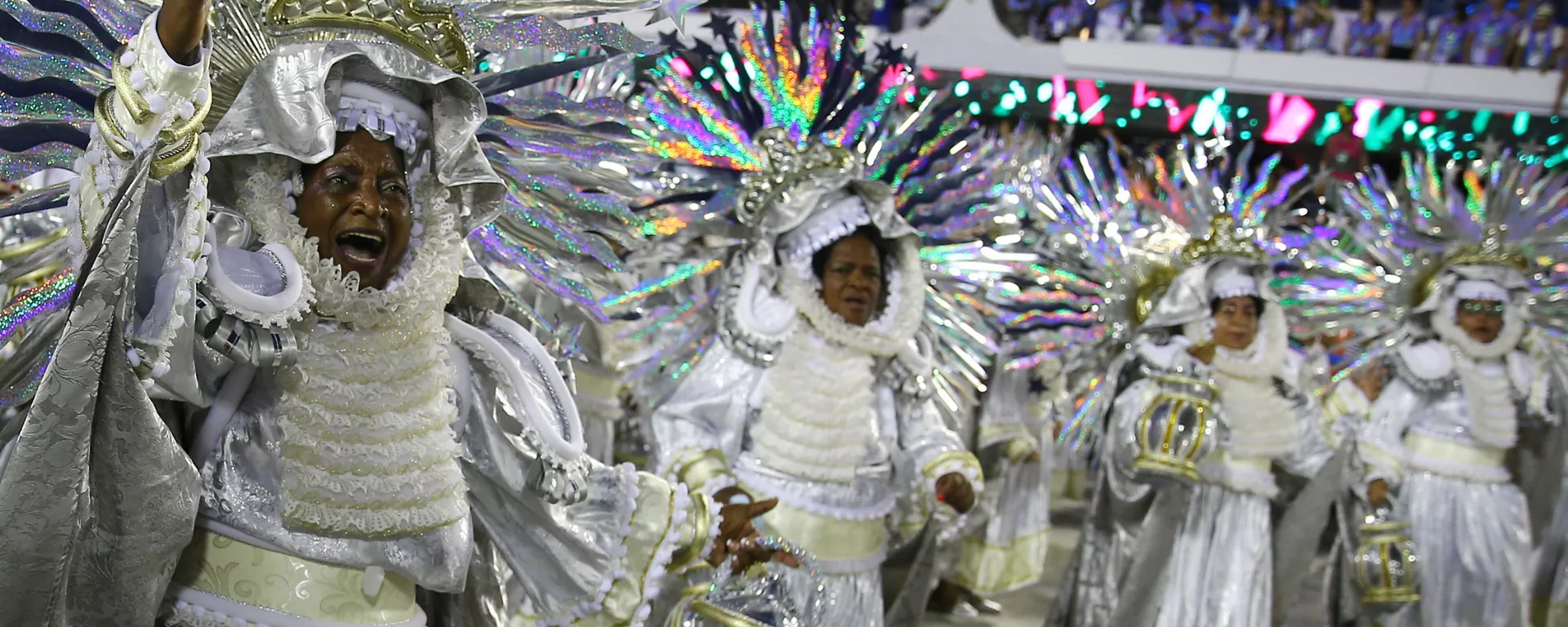 Revellers from Mangueira samba school perform during the second night of the carnival parade at the Sambadrome in Rio de Janeiro Revellers from Mangueira samba school perform during the second night of the carnival parade at the Sambadrome in Rio de Janeiro - Sputnik Mundo, 1920, 10.12.2021