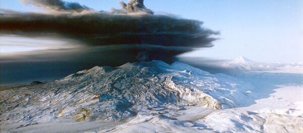 Volcán Kliuchevskói en la región rusa de Kamchatka (archivo) - Sputnik Mundo