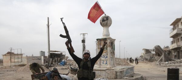 Un combatiente rebelde cerca de edificios dañados en la ciudad siria de al-Bab - Sputnik Mundo