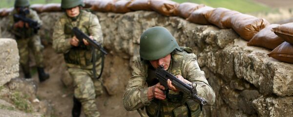 Turkish soldiers participate in an exercise on the border line between Turkey and Syria near the southeastern city of Kilis, Turkey, March 2, 2017. - Sputnik Mundo
