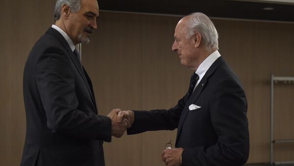 Bashar Jaafari, jefe de la delegación gubernamental siria y Staffan de Mistura, enviado especial de la ONU para Siria - Sputnik Mundo