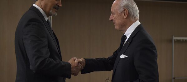 Bashar Jaafari, jefe de la delegación gubernamental siria y Staffan de Mistura, enviado especial de la ONU para Siria - Sputnik Mundo