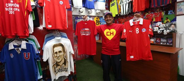 El Chapulín en su tienda de Santiago de Chile - Sputnik Mundo