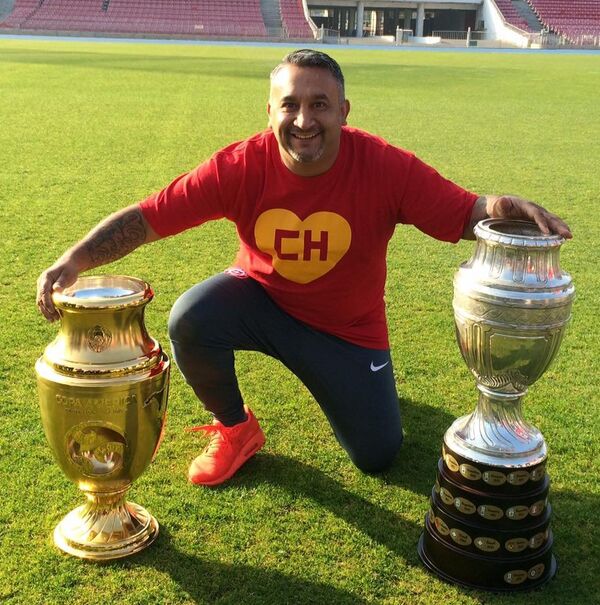 El Chapulín posa junto a las dos Copas América de Chile - Sputnik Mundo