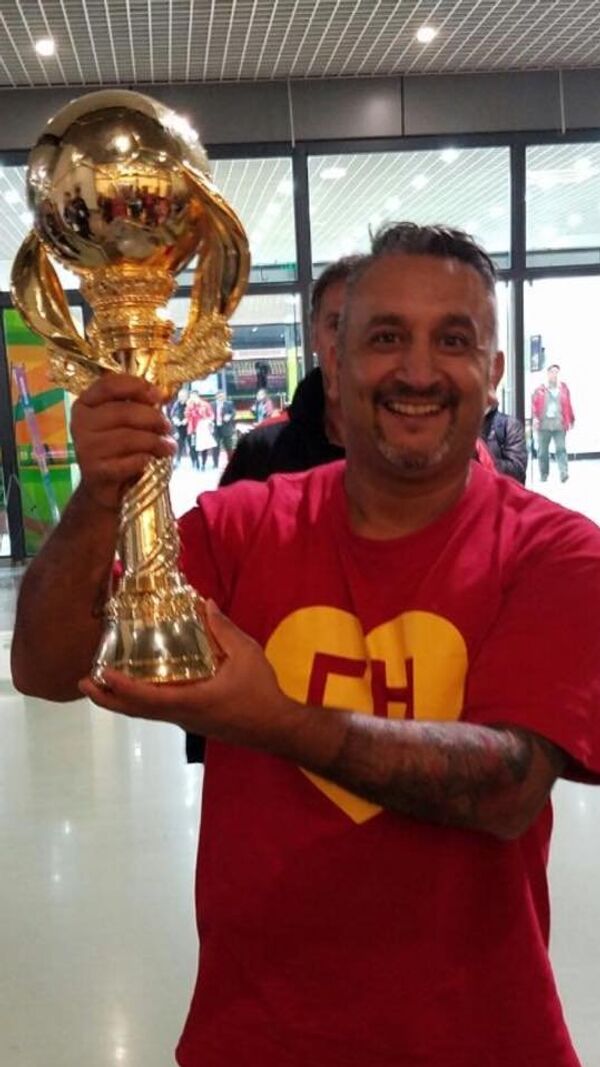 El Chapulín sostiene la China Cup - Sputnik Mundo