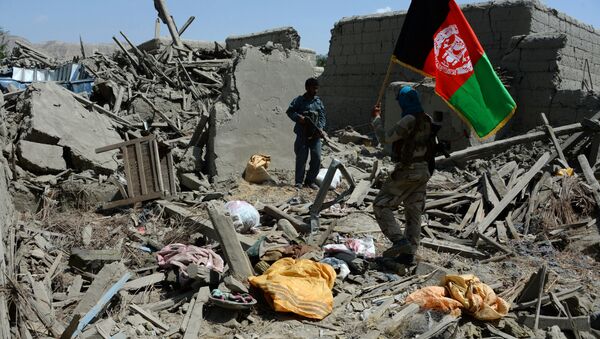 Afghan security force member walks holding the Afghan national flag after government forces took full control of a village from Islamic State (IS) fighters during a military operation in Kot District of eastern Nangarhar province (File) - Sputnik Mundo