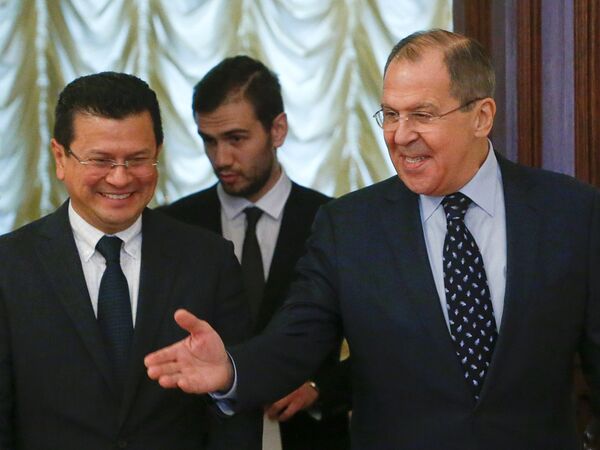 Nosotros no obligamos a nadie a hacer nada, no chantajeamos, no amenazamos. Somos personas bien educadas. - Sputnik Mundo