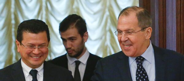 Hugo Martínez, ministro de Asuntos Exteriores de El Salvador, y su homólogo ruso, Serguéi Lavrov - Sputnik Mundo
