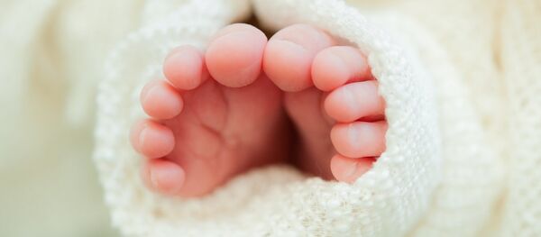 Los pies de un bebé (archivo) - Sputnik Mundo