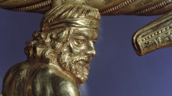 Detalle del nivel superior del pectoral de oro escita  - Sputnik Mundo