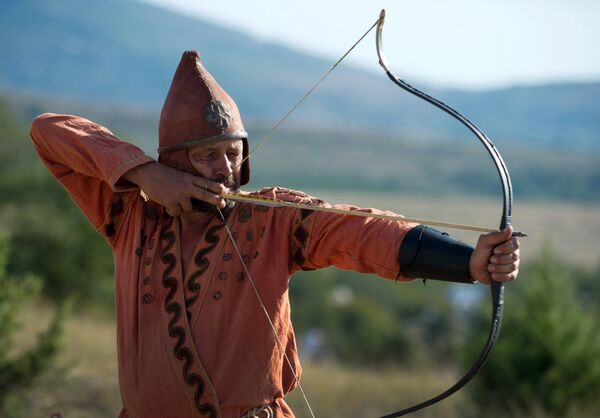 Reconstrucción de un guerrero escita en el marco del festival 'Nómadas Scolotes' en Crimea, 10 de septiembre de 2016 Reconstrucción de un guerrero escita en el marco del festival 'Nómadas Scolotes' en Crimea, 10 de septiembre de 2016 - Sputnik Mundo